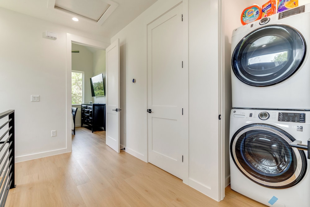 Near Restaurants & Parks: Home 3 Mi to Dtwn Austin