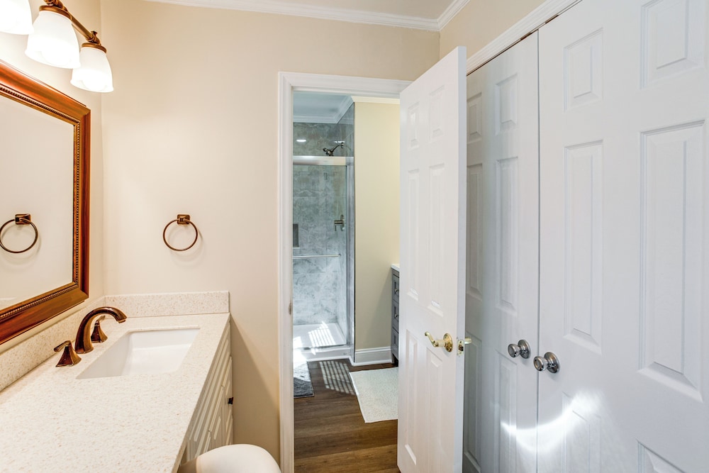 Near Lake Murray: Family Getaway w/ Screened Porch