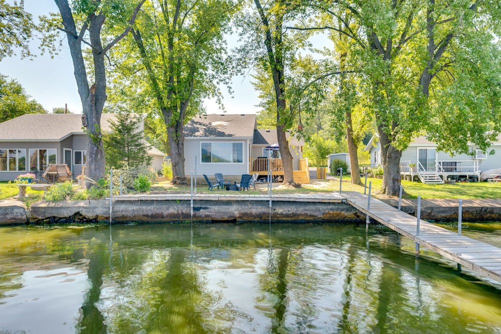 Waterfront Lodi Vacation Rental on Lake Wisconsin! view 3
