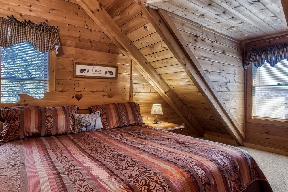 A Place In Time - Great Cabin - Awesome Views, 2 Bedroom Cabin by RedAwning view 2