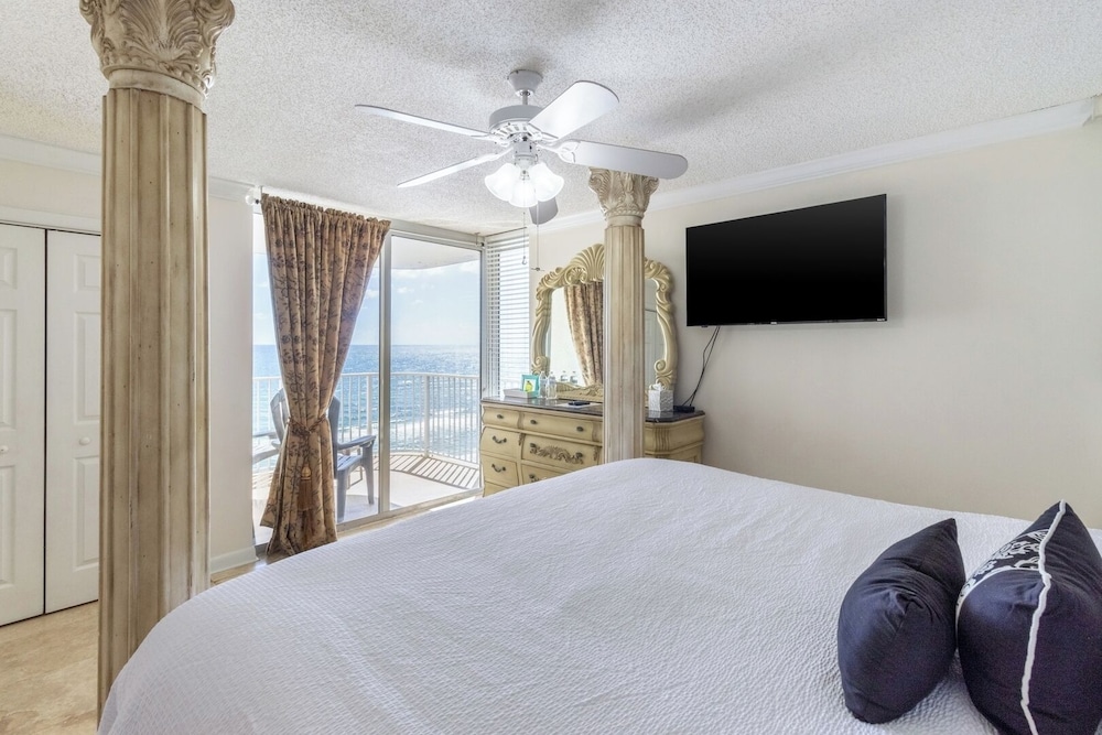 Beachfront King Suite Balcony + Jacuzzi