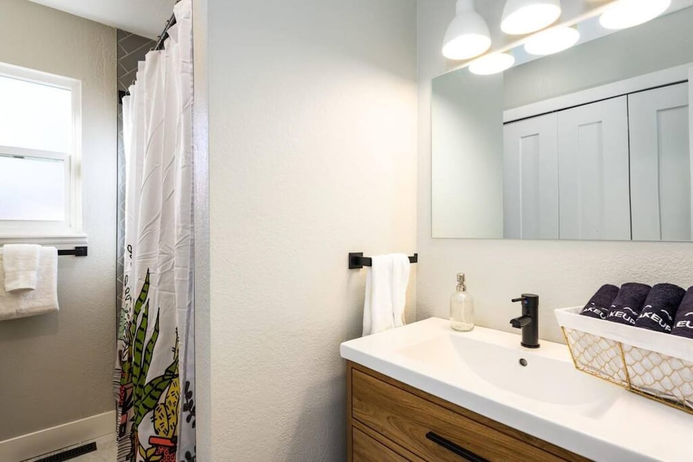 Cheerful Denver Hideaway W 2 Queen Beds Unit B view 4