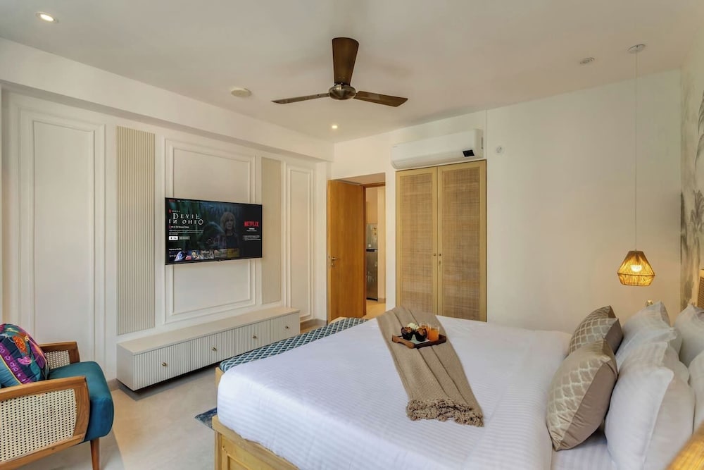 Hidden Gem Luxe Suite w Pool View - 1km to Beach