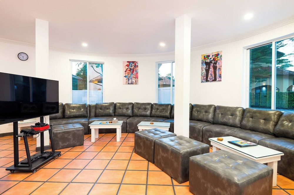 Luxury 4BR Private 425sqm Party Pool Villa