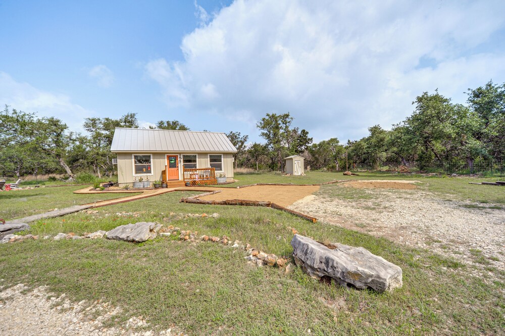 8 Mi to Dtwn Wimberley: Cabin Retreat on 5 Acres!