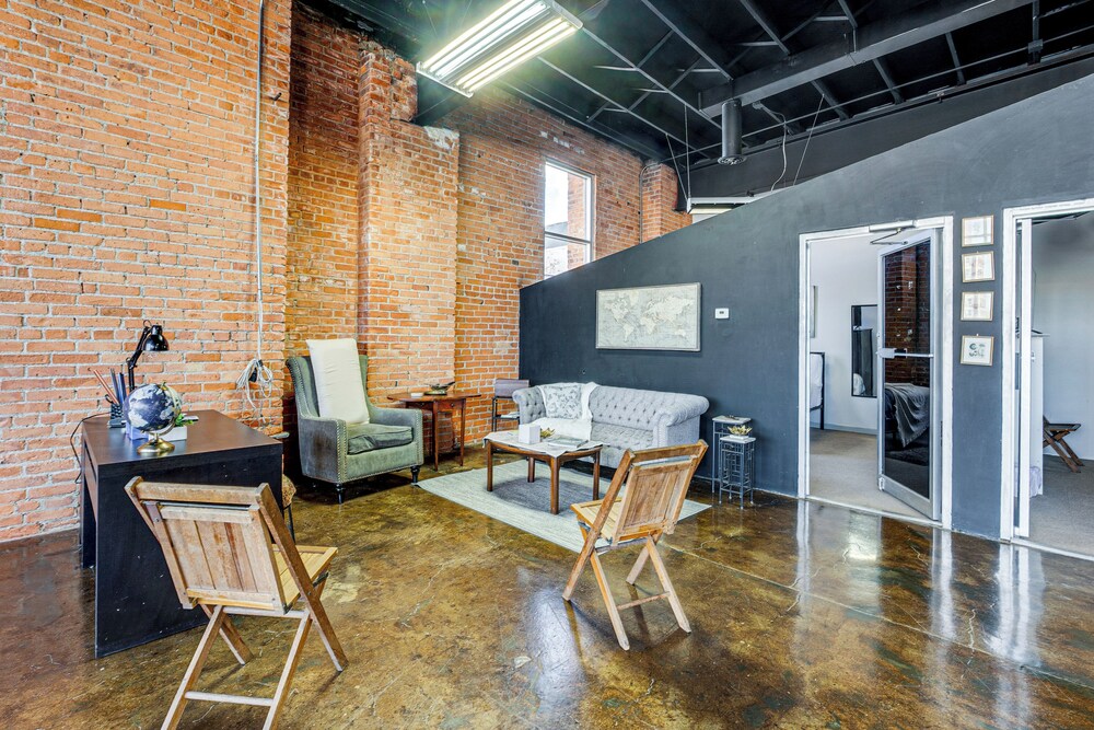 Walk to Huntington Center: 5,000-sq-ft Dtwn Apt