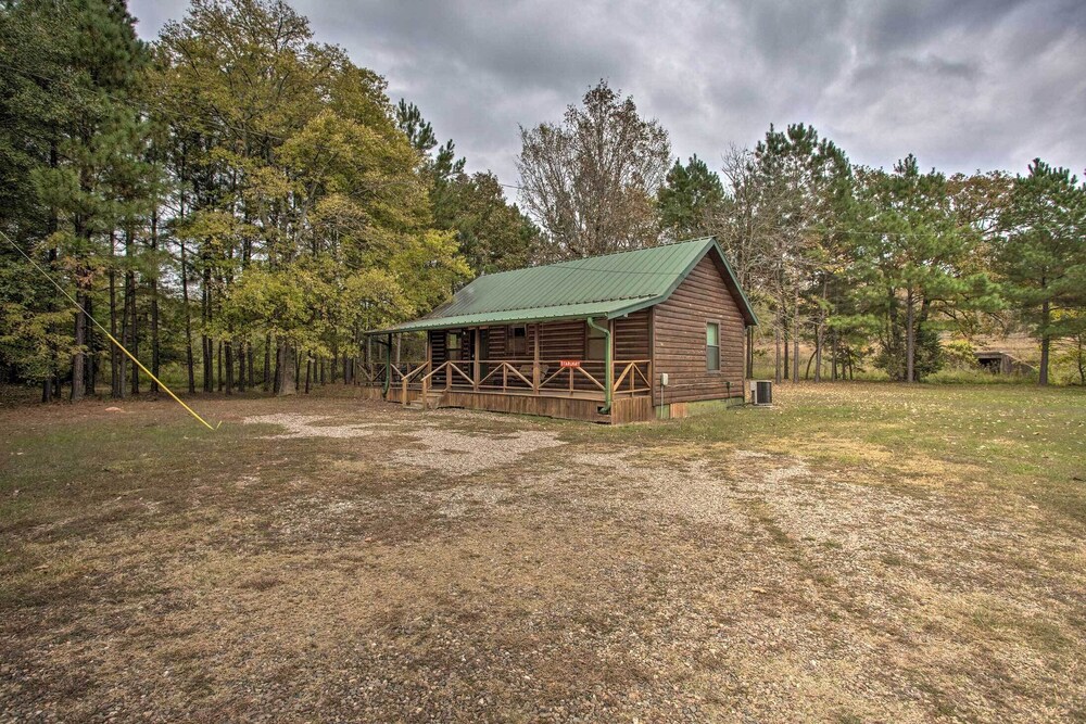 Cozy Starlight Cabin: 6 Miles to Beavers Bend! view 5