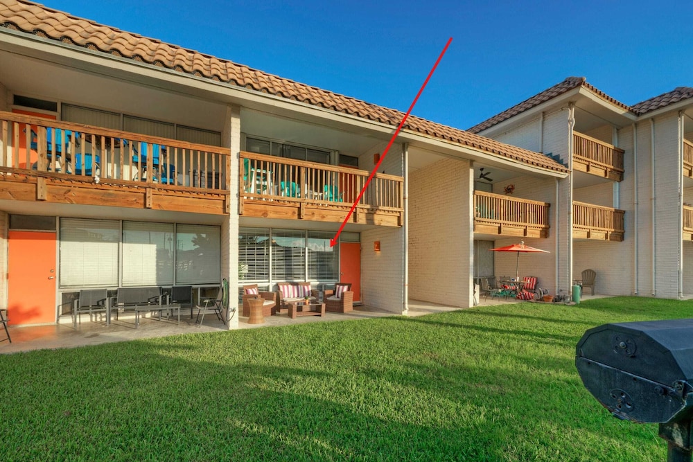 Sleeps 20 3 Condos w/ Beach Access, Pool, Tennis Courts Sea Sands Complex