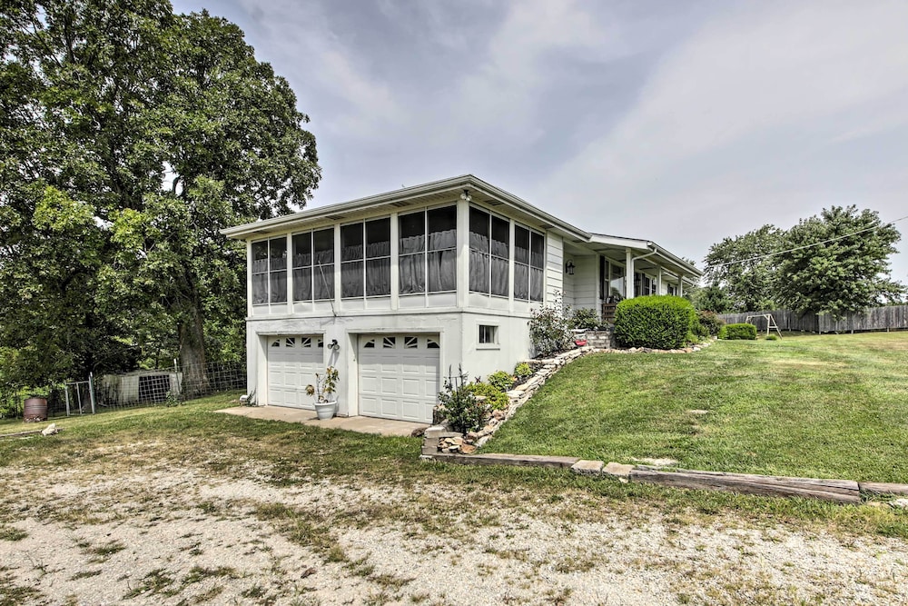Traditional Country Home in De Soto w/ Yard! - Property Image 28