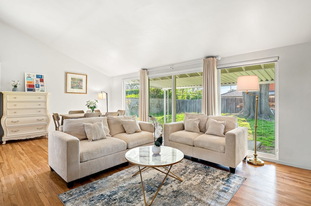 Perfect Family Home With Fireplace Spacious Yard
