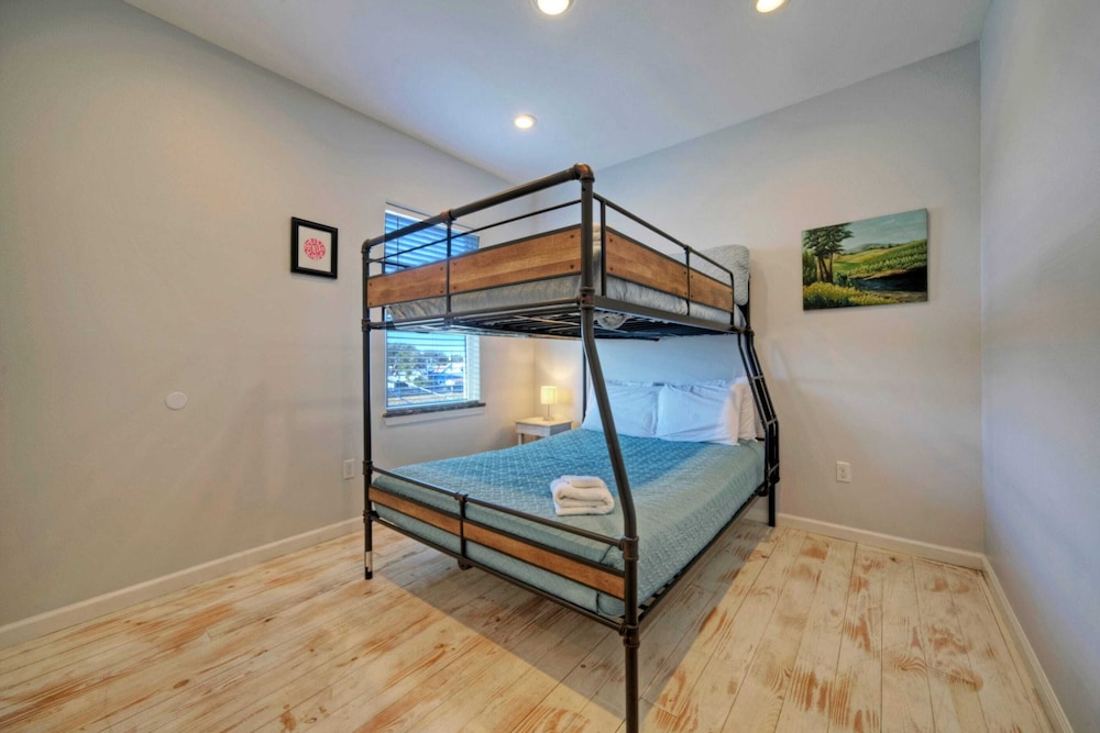 Sleeps 31 2 Homes w/ Boat Dock + Waterfront Pool Laguna Village Getaway