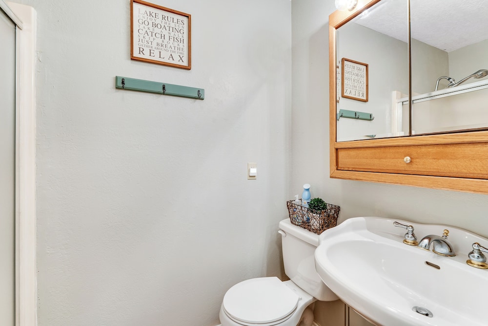 2BR Dog-friendly Home Near Lake w/ Fire Pit