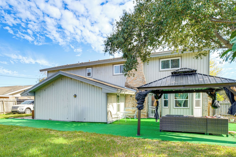 9 Mi to Dtwn: Spacious Retreat in Corpus Christi!