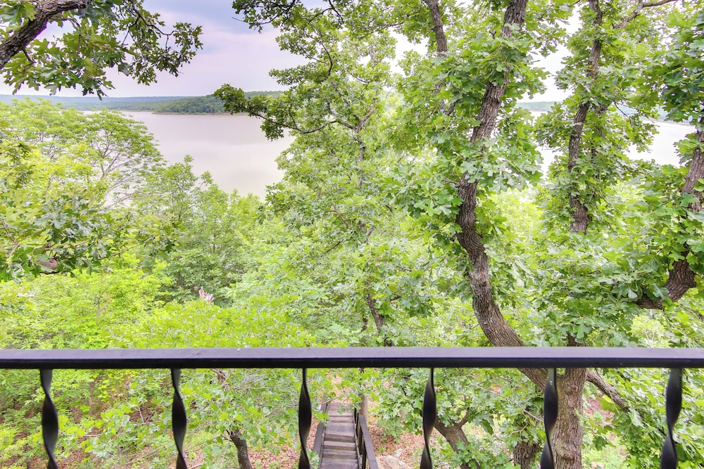 Lakefront Canadian Gem: Hot Tub, Decks  Grills - Property Image 6