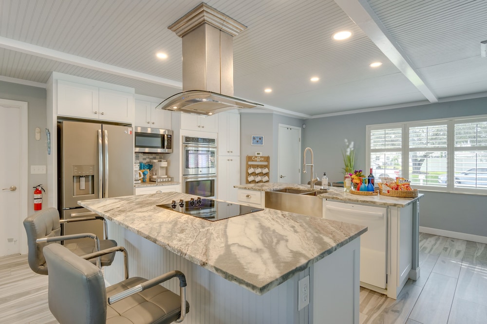 Sarasota Home w/ Pool: 4 Mi to Siesta Key Beach!