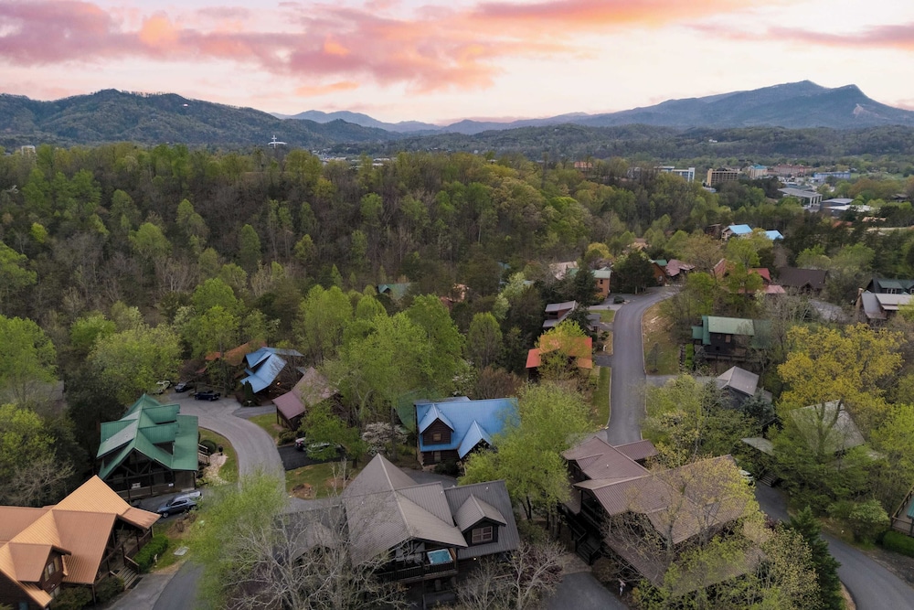 Luxury Cabin Sleeps 19 Game Room, Hot Tub Dollywood Alpine Mountain Lodge