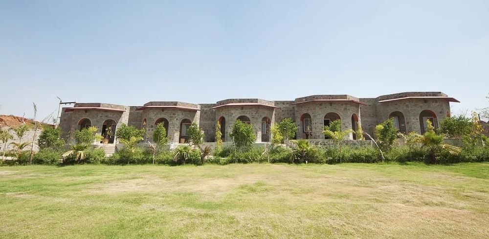 Van Chhavi Resort