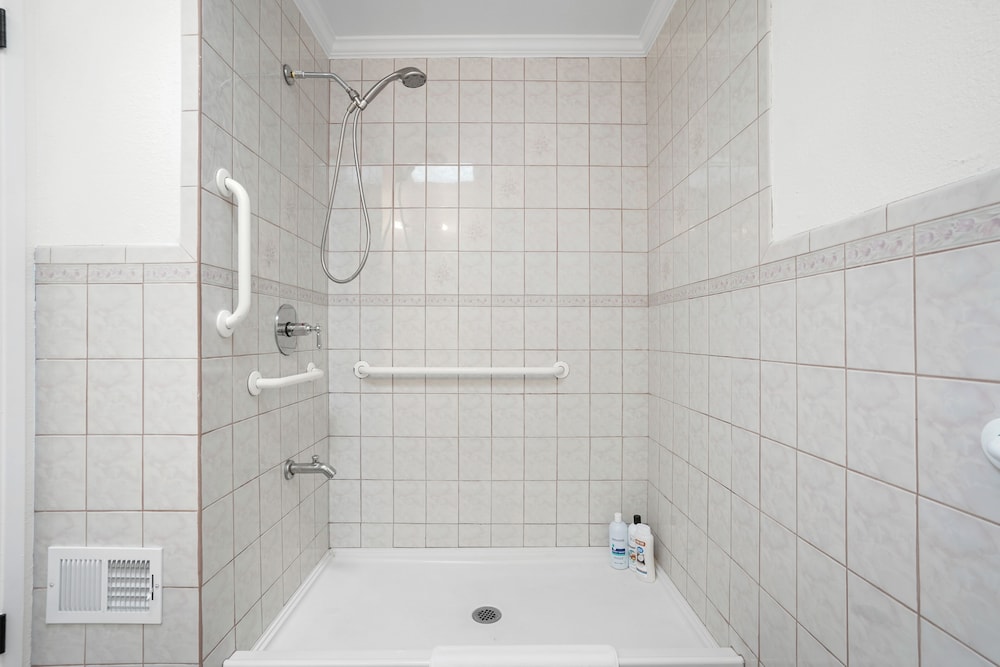 4Beds Private Unit Near BeachWalk Golf