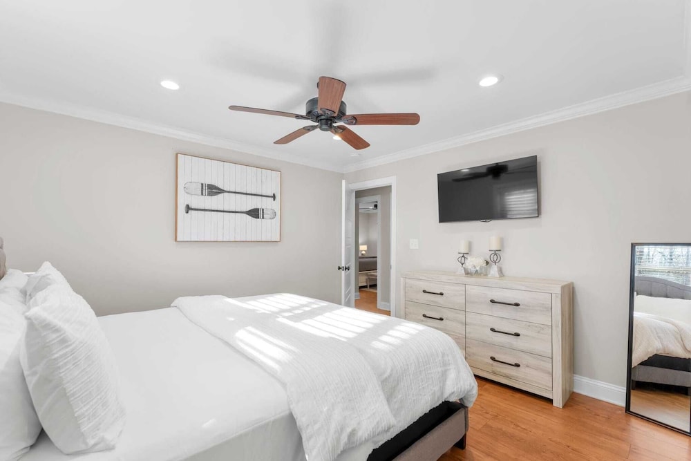 Waking Up Norman Lakefront Getaway, Fire Pit & Lake Views