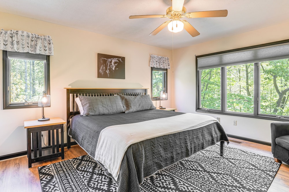 4 Mi to Massanutten Resort: Family Home w/ Views!
