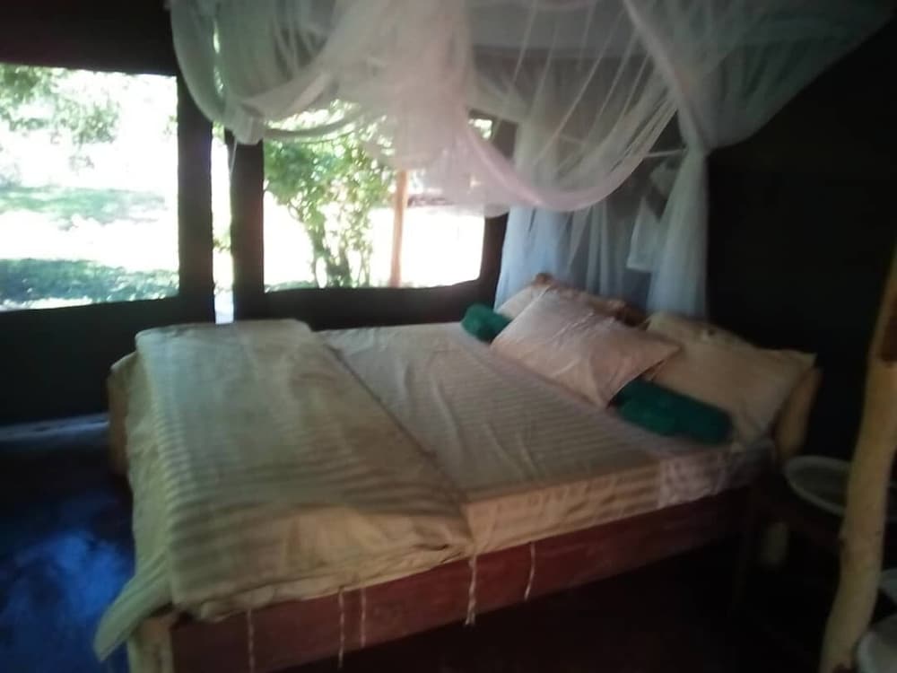 Mophy  Budget  Safari  Lagoon  Camp view 4