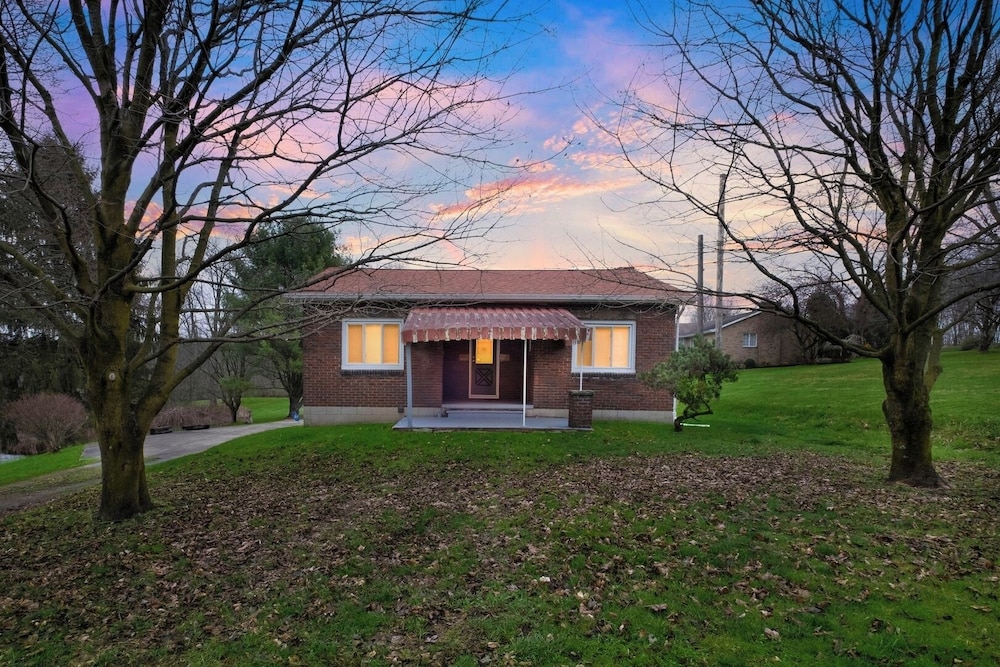 Cozy 2BR Home: With Lake Access & Work Space
