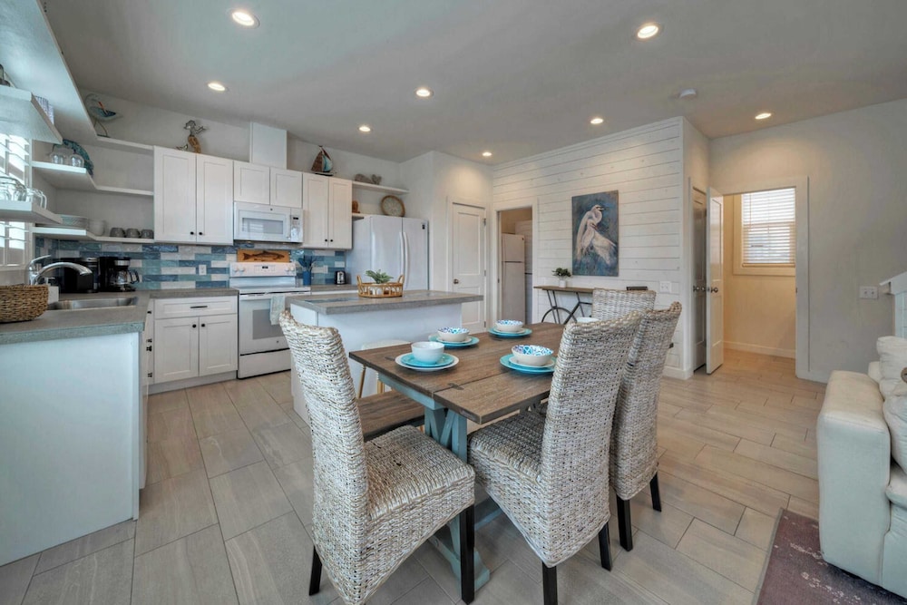 Sleeps 20 2 Homes in Mercer Village w/ Pool Heart of Old Town, Walkable