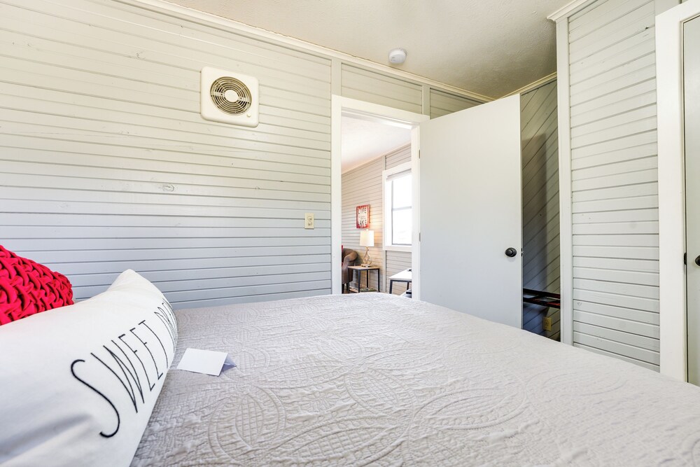 Lake Views & On-site Hiking: Cape Fair Cottage