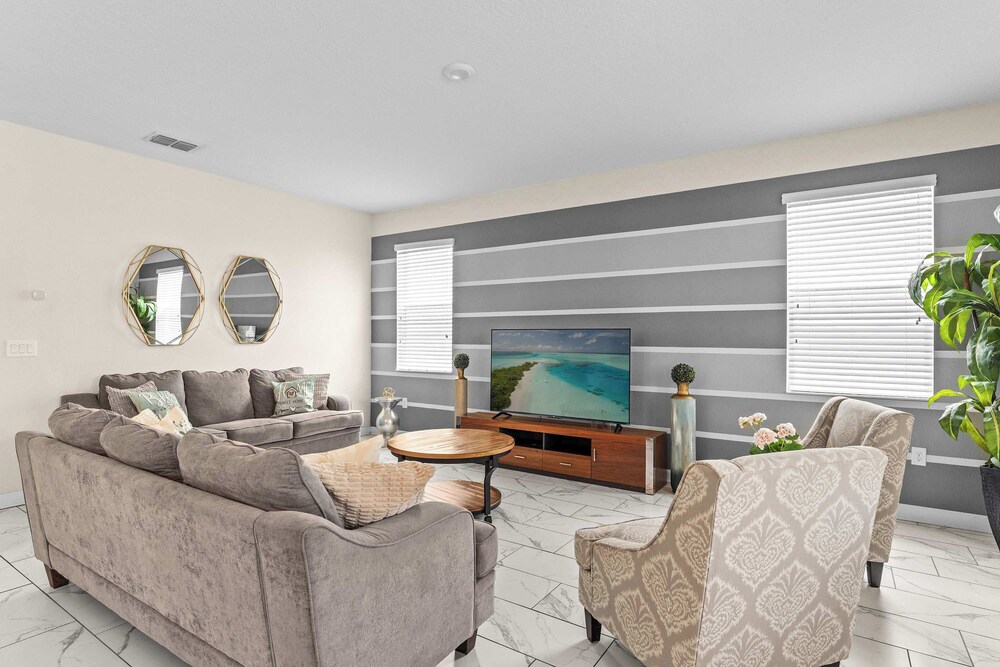 Resort Vibes At Championsgate - Home for 14 With Private Lanai