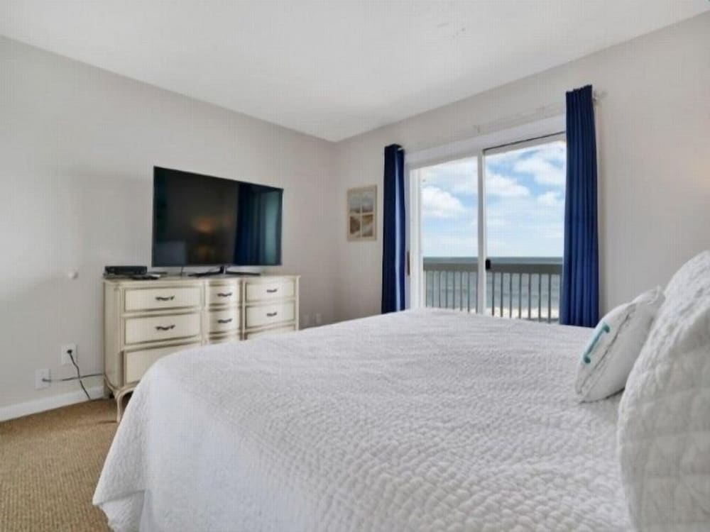 Sandy Toes - Unbeatable Location Within Biking Distance To Dining, Shops, And Entertainment! 2 Bedroom Condo by Redawning view 4