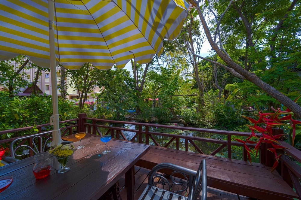 Fantastic Resort Near Town Location BS88