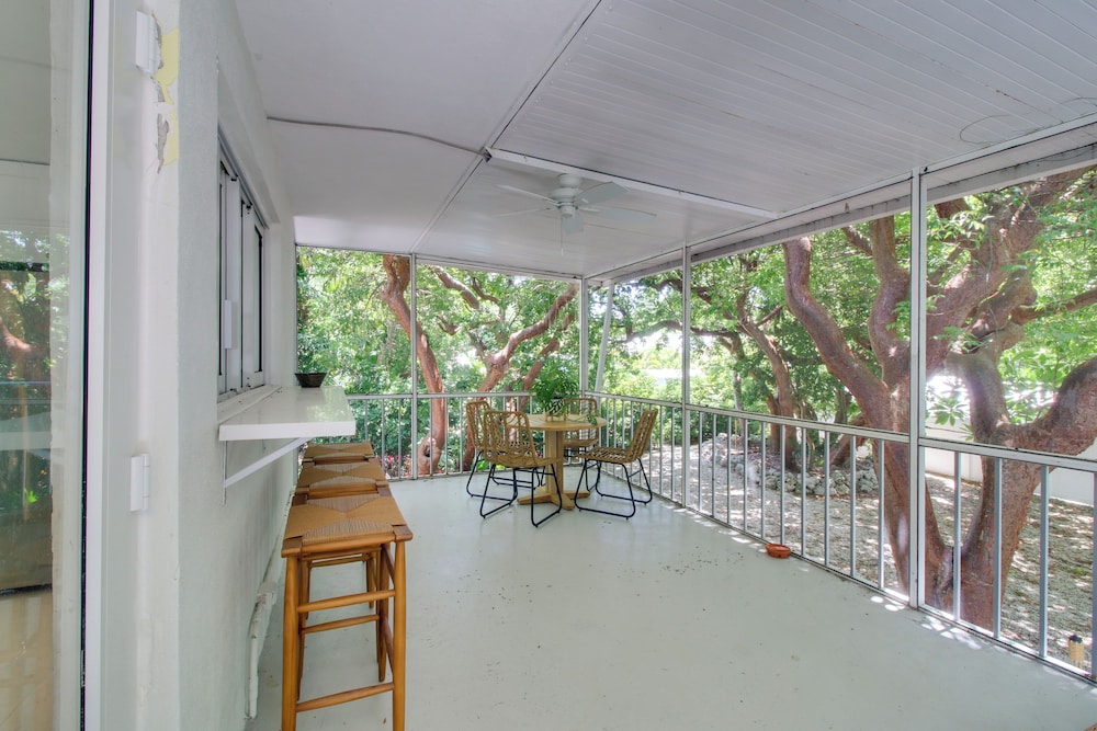 Steps to Gulf: Sleek Top-floor Apt in Tavernier!