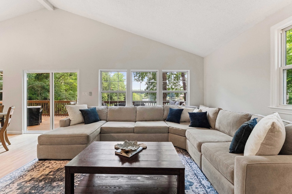 Lake Days by Avantstay Hot Tub + Firepit + Game Room & Private Dock Access