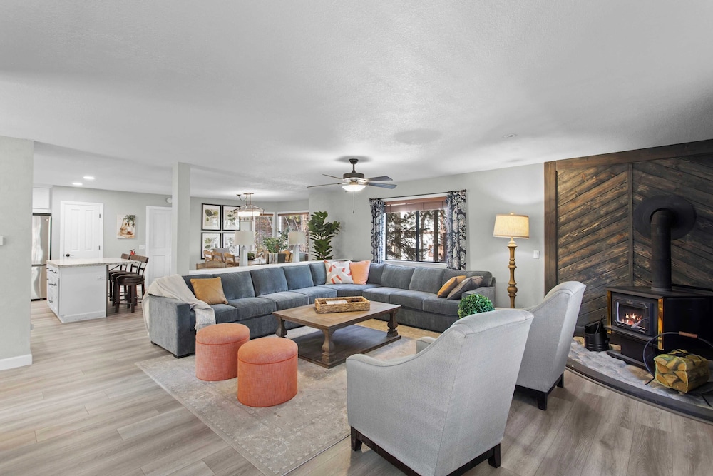 5bdr Stay w/ Fireplace, Game Room & Family-friendly Amenities Arrowhead Chalet by Avantstay