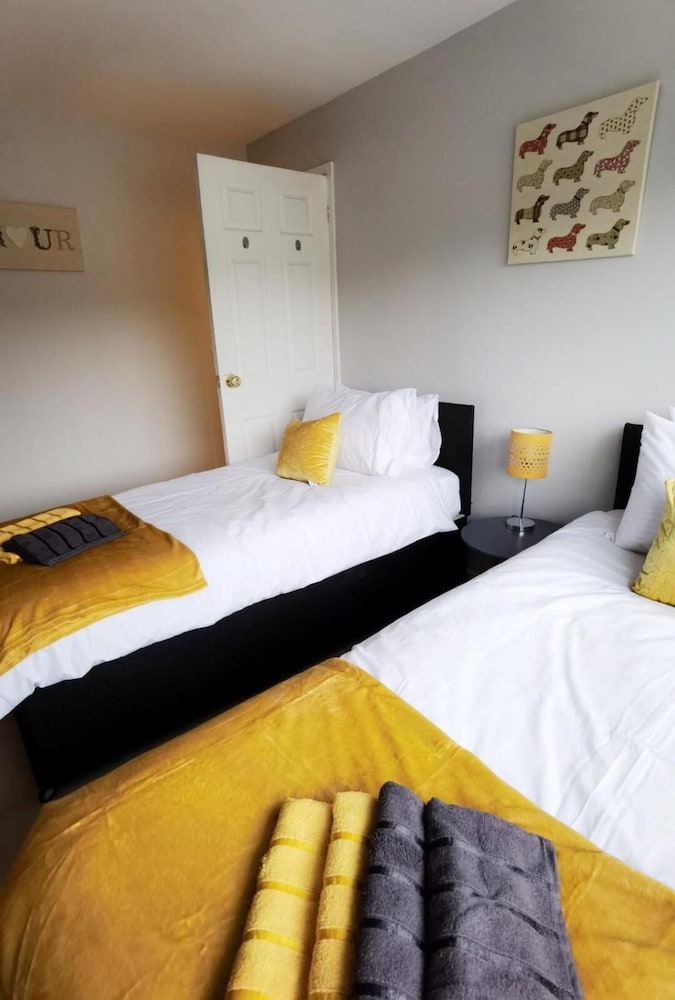 5 Bedroomed House Available for Guests and Contractors Wifi Parking view 2