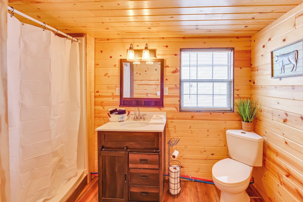 Near Hunting: Cozy Cabin w/ Deck in Grass Range!