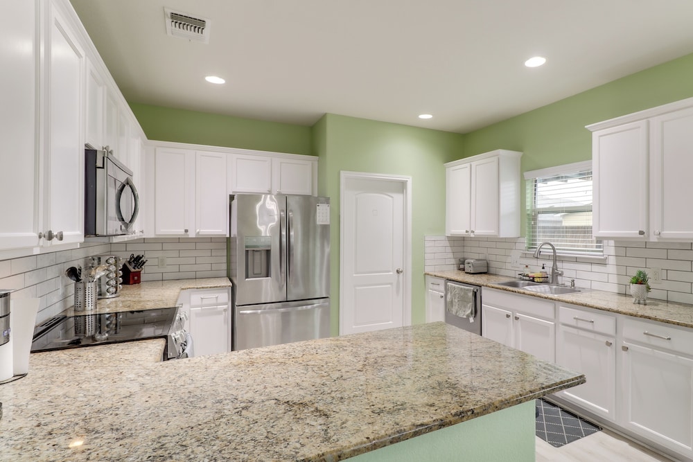 17 Mi to Dtwn Austin! Family Escape w/ Pool Access