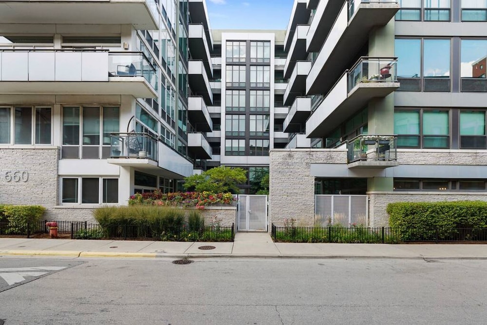 Sleek 2 Bed 2 Bath Condo in Trendy Fulton Market
