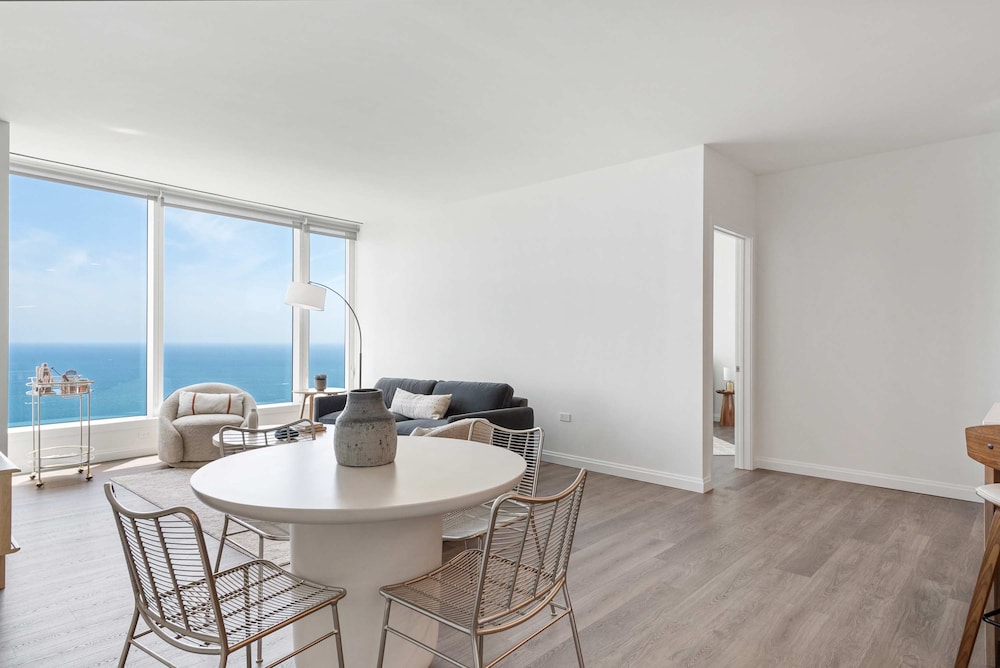 Panoramic Lake Views Premier Amenities for Groups