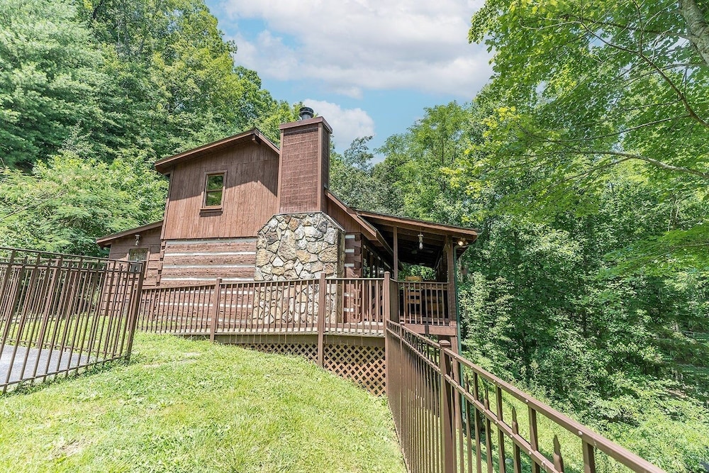A Slice Of Heaven 2 Bedroom Cabin by RedAwning