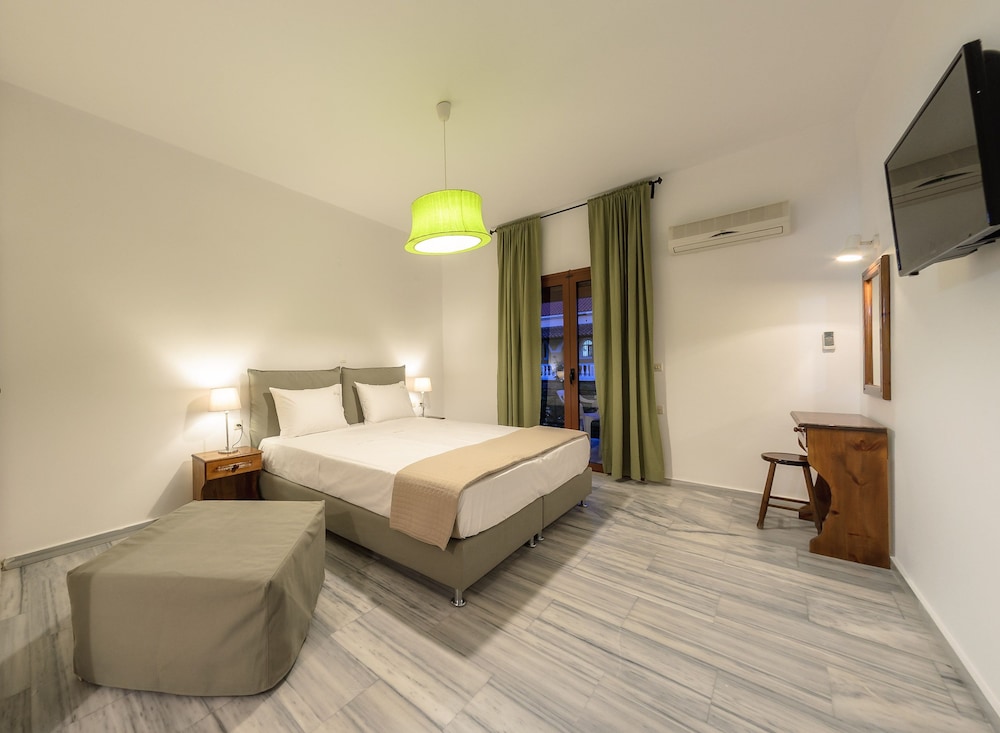 Kiki Studios & Apartments