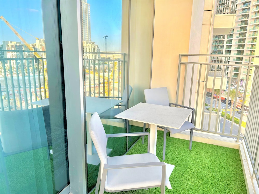 Elegant Stay: Balcony & Stunning Dubai Creek Views