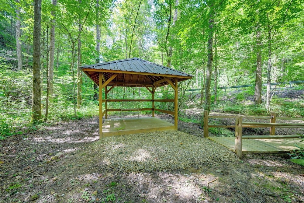 1/2 Mi to Great Smoky Mtns Nat'l Park: Cosby Gem