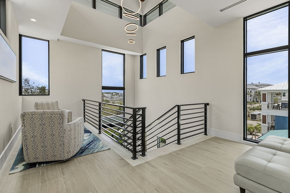 793 Shoreline Estate: 6bd/6br, Luxurious Pool Home On The Water! 6 Bedroom Home