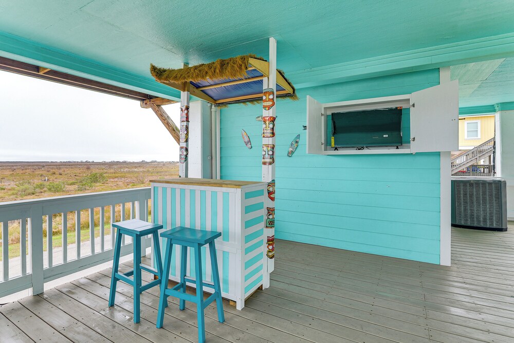 Walk to Beach: Home w/ Hot Tub & Deck in Gilchrist