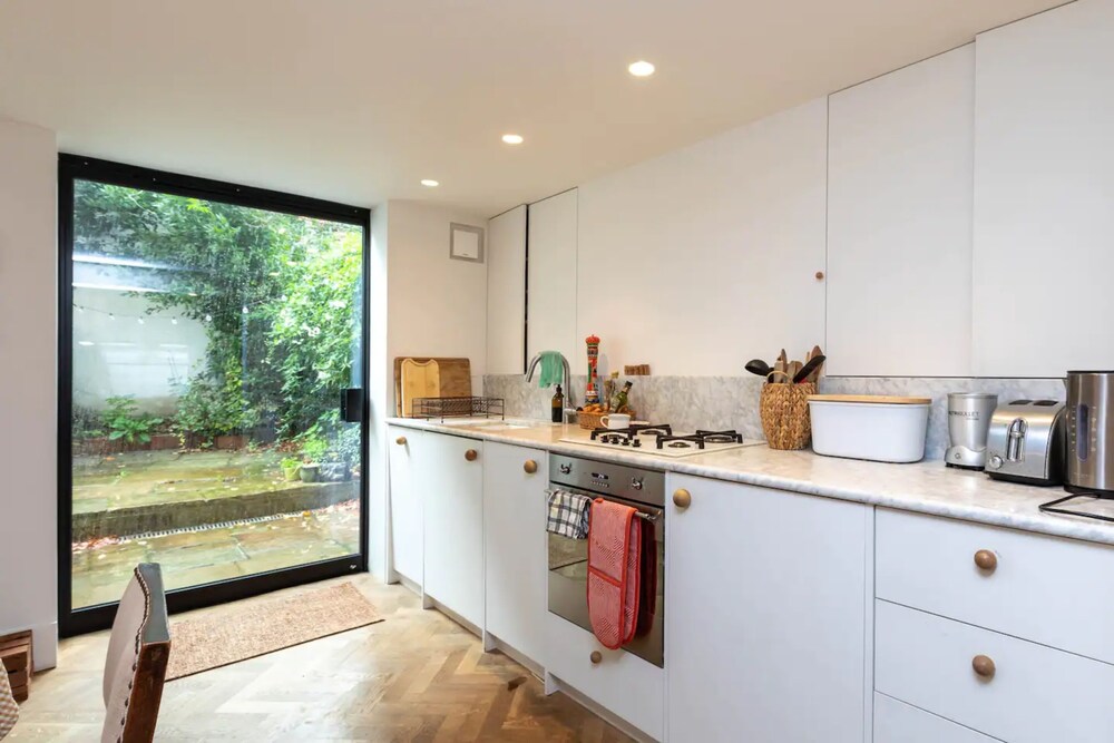 Beautiful 2 Bedroom Townhouse With Garden in Kentish Town