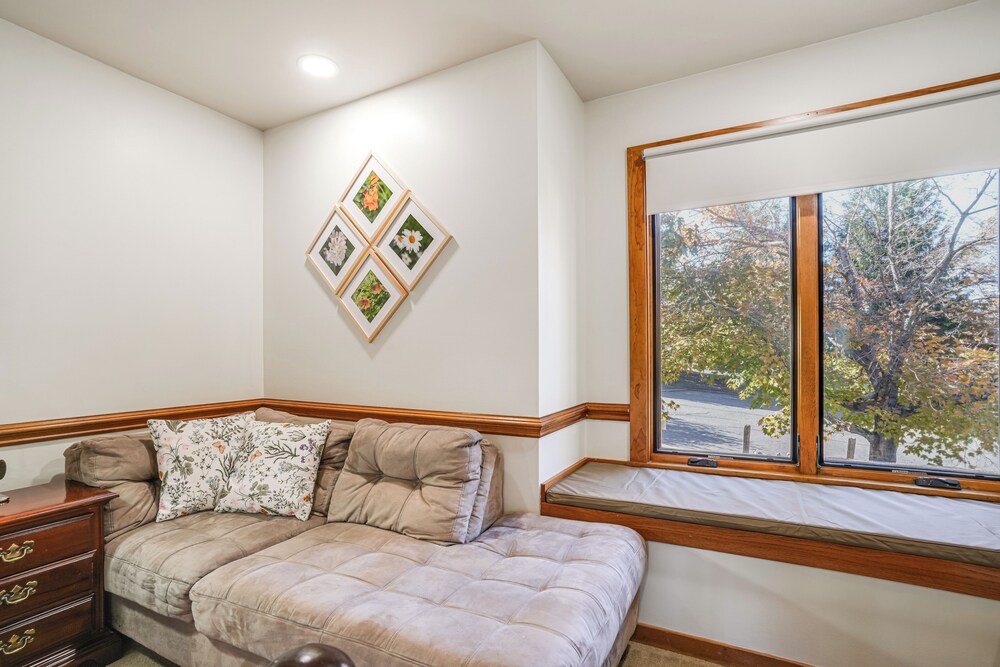 1 Mi to Wintergreen Resort: Mtn-view Condo!