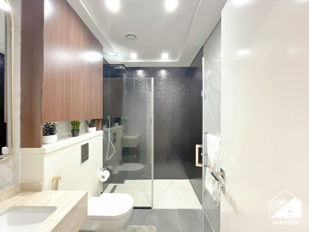 Luxury 1BR w/ Balcony & Burj Khalifa View