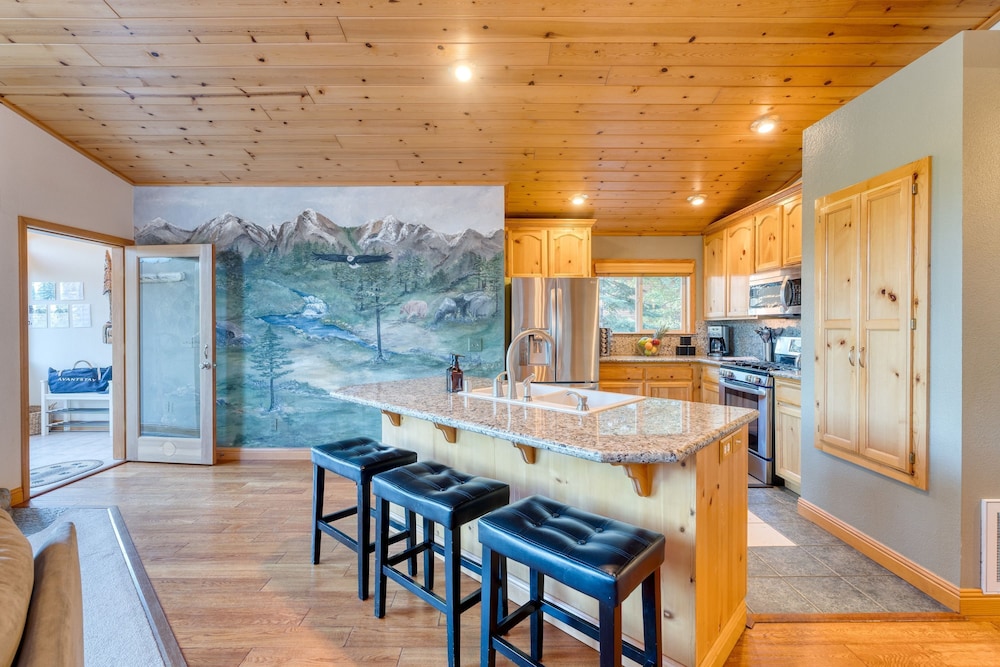 Golden Summit by Avantstay Stunning Secluded Cabin w Access to Tahoe Donner