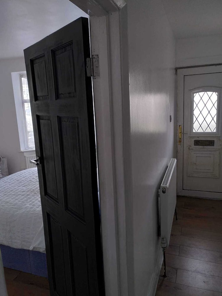 Remarkable 3-bed House in Hounslow view 3